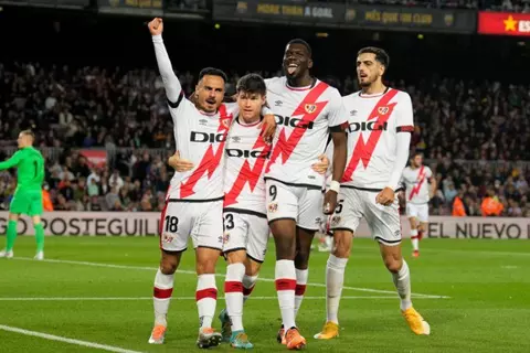 رايو فايكانو يعمق جراح لاس بالماس في الدوري الإسباني